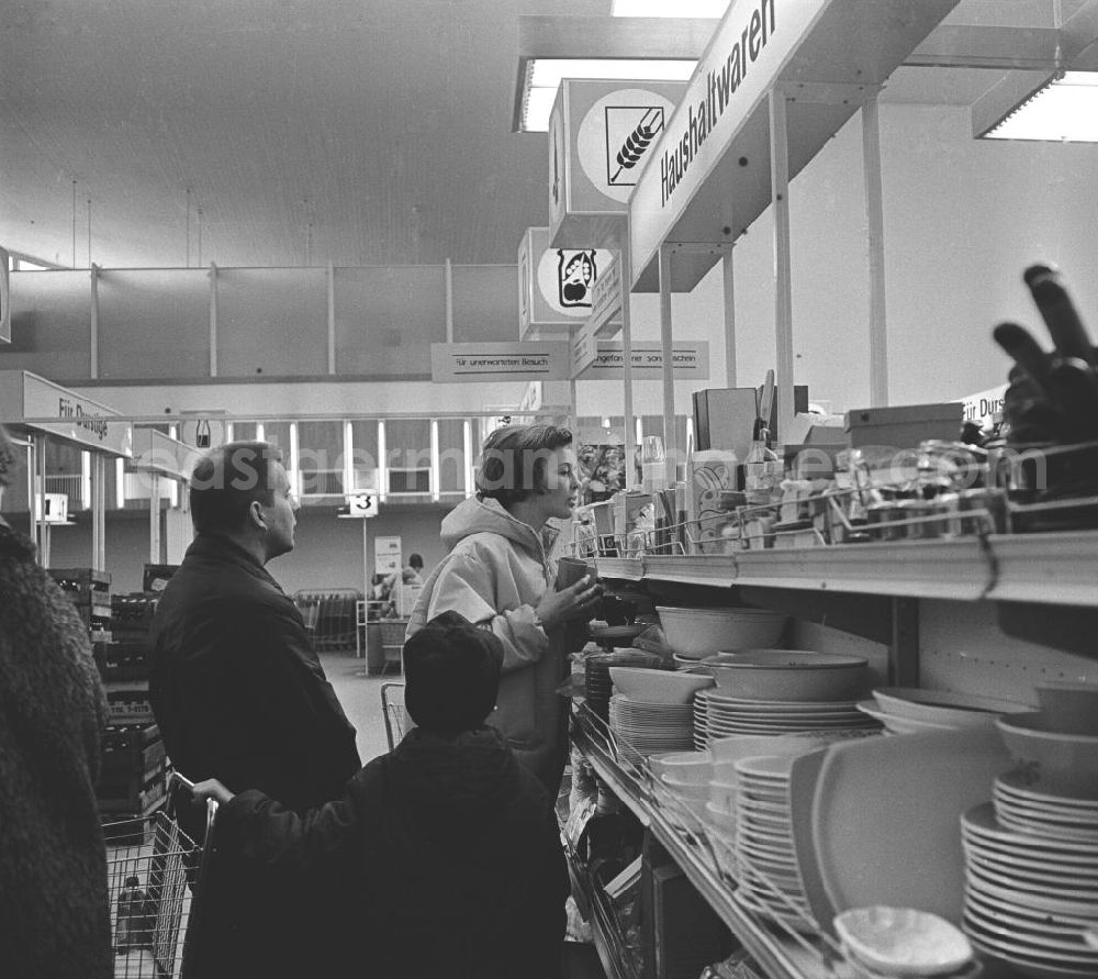 GDR photo archive: Rostock - Kunden in der Haushaltswarenabteilung der HO Kaufhalle im Ortsteil Lütten Klein in Rostock. Eröffnung am 04.