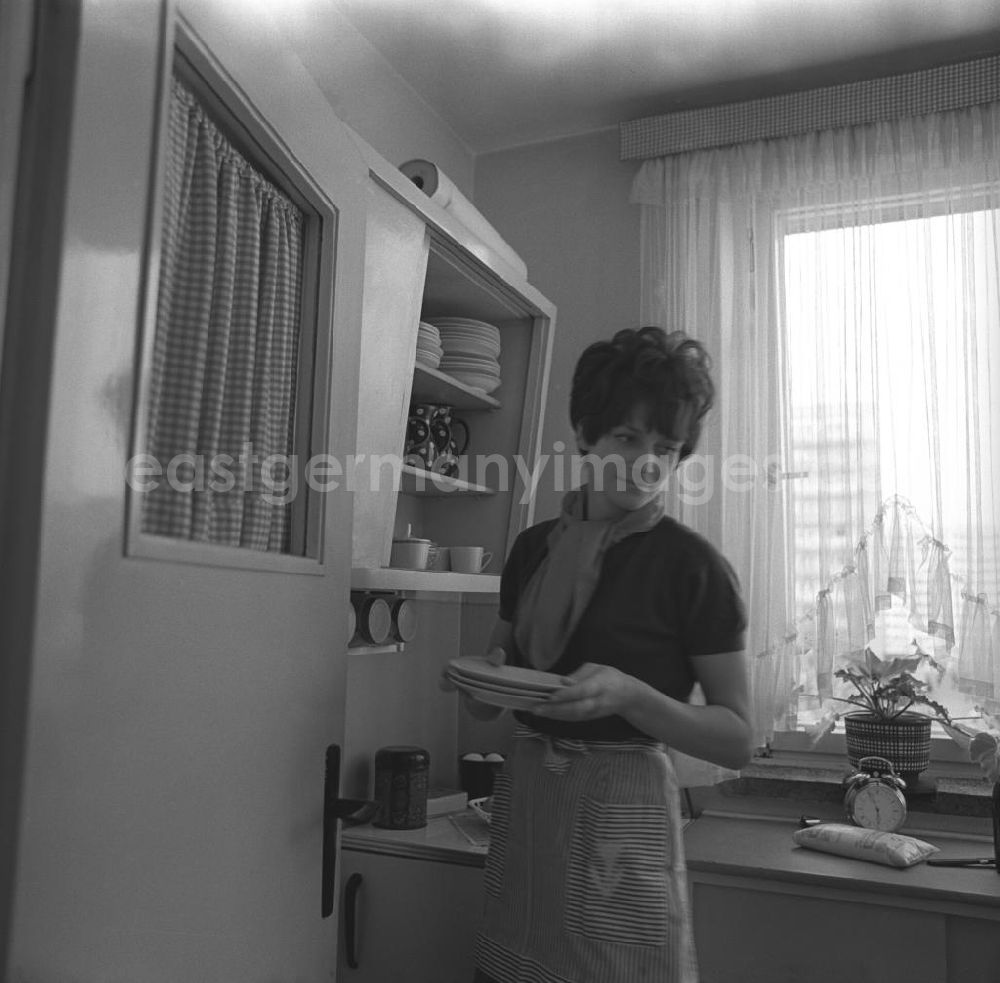 Berlin: Zwei Tage im Leben einer alleinerziehenden Frau mit zwei Kindern in Ostberlin. Zwischen Privatem, Arbeit und Weiterbildung ( EDV Kurs ). Die Frau bei der Arbeit in der Küche der Wohnung.