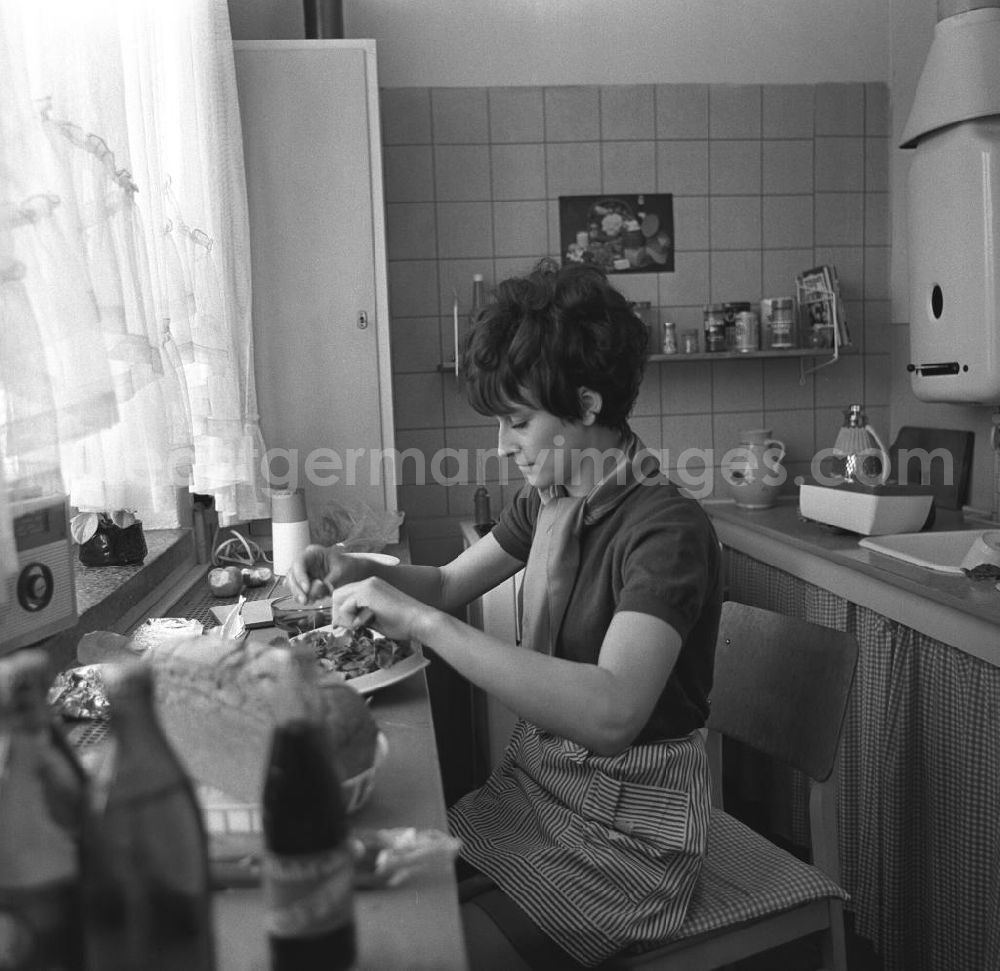 GDR photo archive: Berlin - Zwei Tage im Leben einer alleinerziehenden Frau mit zwei Kindern in Ostberlin. Zwischen Privatem, Arbeit und Weiterbildung ( EDV Kurs ). Die Frau bei der Arbeit in der Küche der Wohnung.