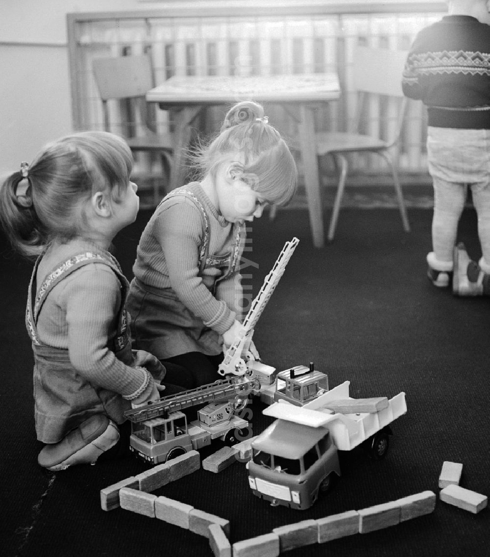 GDR image archive: Berlin - Children at the daily employment in the playroom at the Children's Clinic in Klinikum Berlin-Buch in Berlin, the former capital of the GDR, the German Democratic Republic. A mother sitting with her baby sits treatment rooms