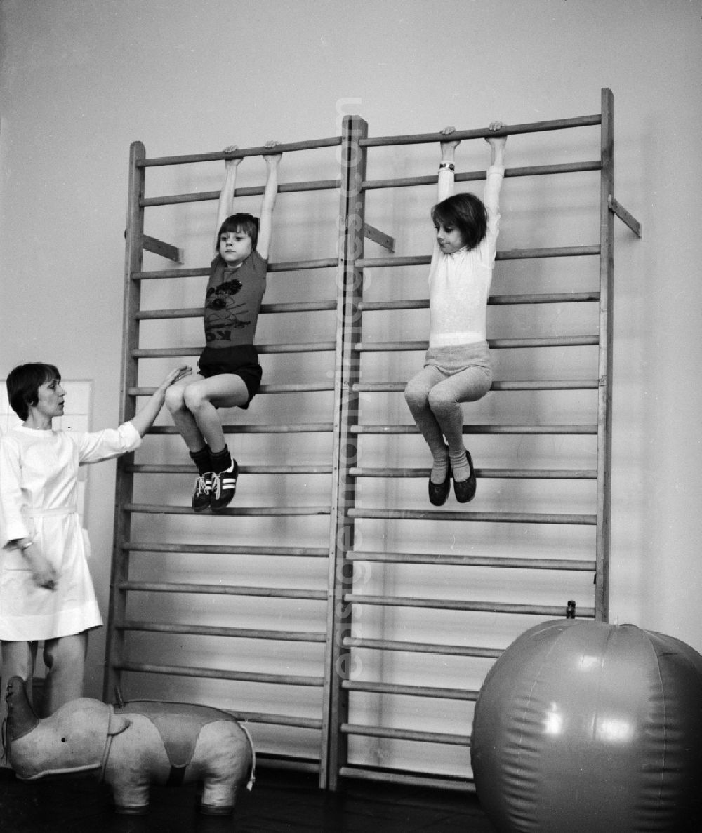 Berlin: Children in orthopedic gymnastics in the Children's Clinic in Klinikum Berlin-Buch in Berlin, the former capital of the GDR, the German Democratic Republic