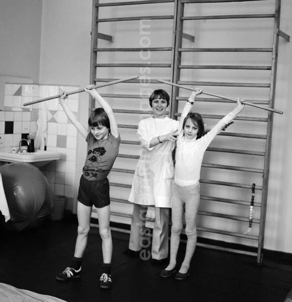GDR image archive: Berlin - Children in orthopedic gymnastics in the Children's Clinic in Klinikum Berlin-Buch in Berlin, the former capital of the GDR, the German Democratic Republic