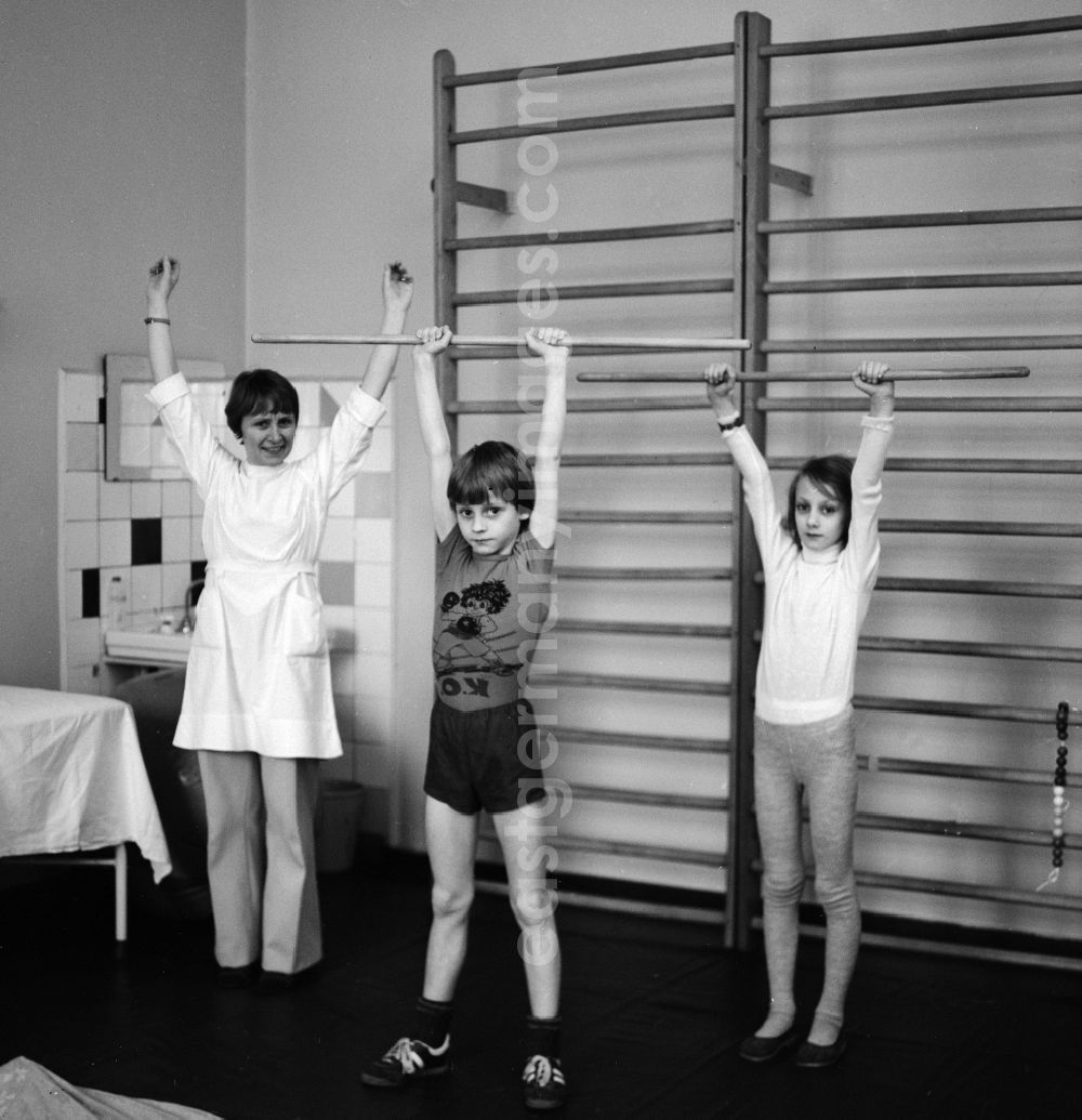 GDR photo archive: Berlin - Children in orthopedic gymnastics in the Children's Clinic in Klinikum Berlin-Buch in Berlin, the former capital of the GDR, the German Democratic Republic