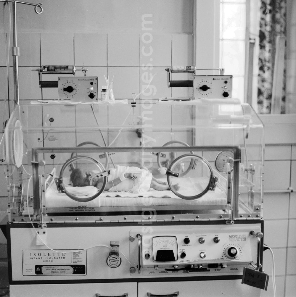 GDR picture archive: Berlin - A newborn baby is in an incubator in intensive care in the Children's Clinic in Klinikum Berlin-Buch in Berlin, the former capital of the GDR, the German Democratic Republic