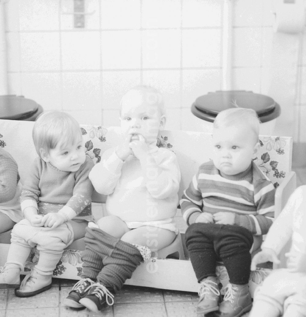 GDR photo archive: Berlin - Common pot sitting in a daycare center in Berlin, the former capital of the GDR, the German Democratic Republic