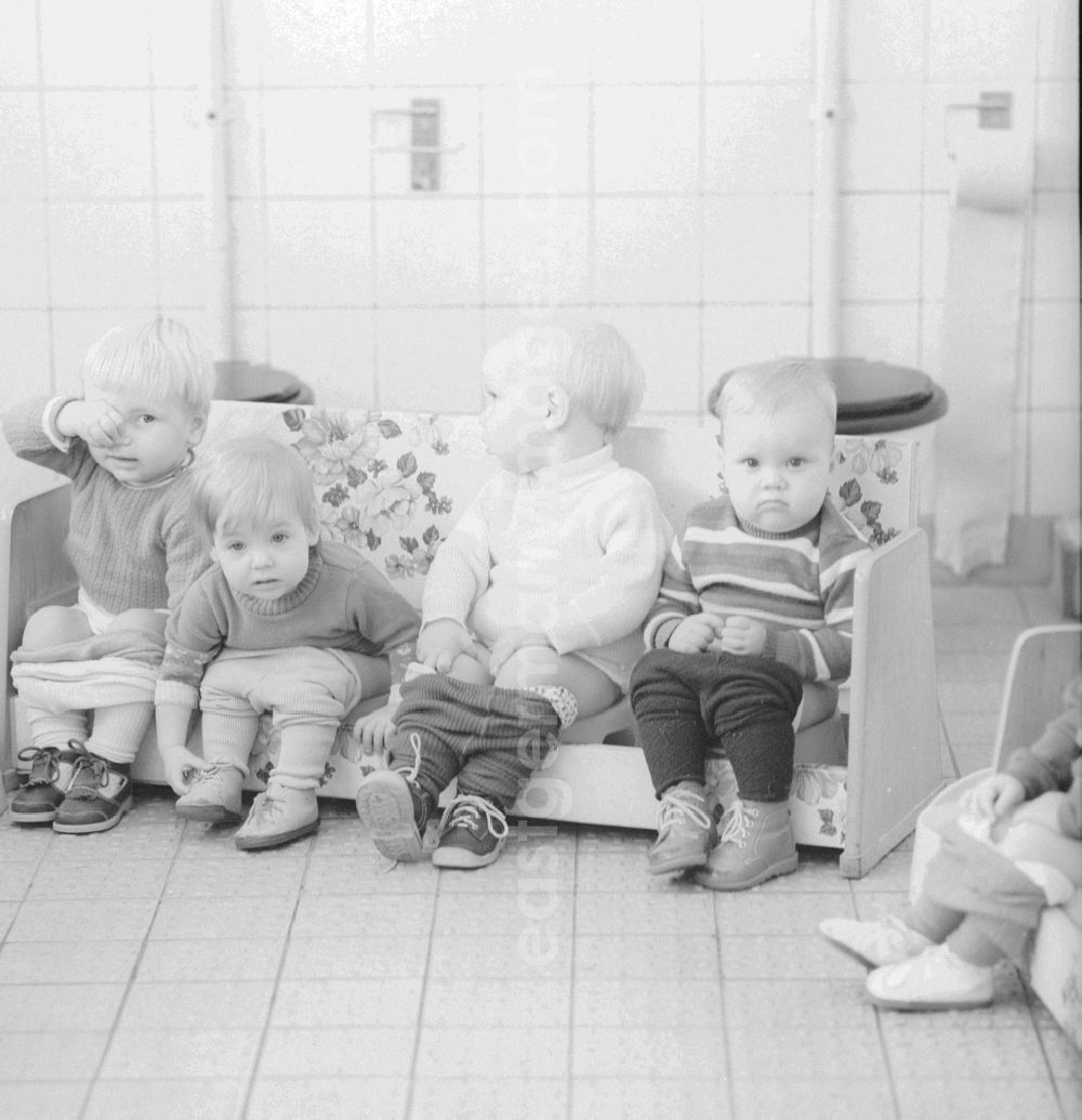 GDR image archive: Berlin - Common pot sitting in a daycare center in Berlin, the former capital of the GDR, the German Democratic Republic