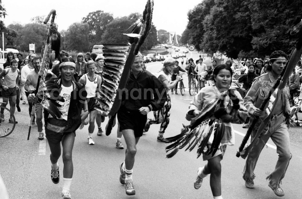 GDR picture archive: Berlin - Indian Memorial Run at the Glienicker Bridge in Berlin-Wannsee