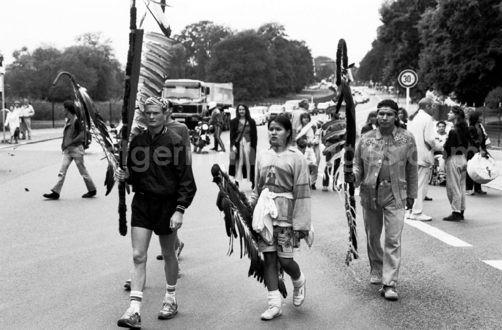GDR image archive: Berlin - Indian Memorial Run at the Glienicker Bridge in Berlin-Wannsee