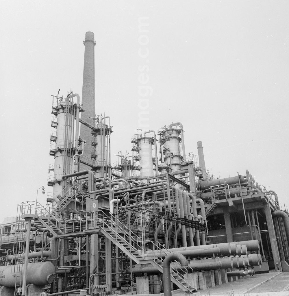 Schwedt/Oder: Industrial arrangements in the oil processing work VEB in Schwedt/or in the federal state Brandenburg in the area of the former GDR, German democratic republic
