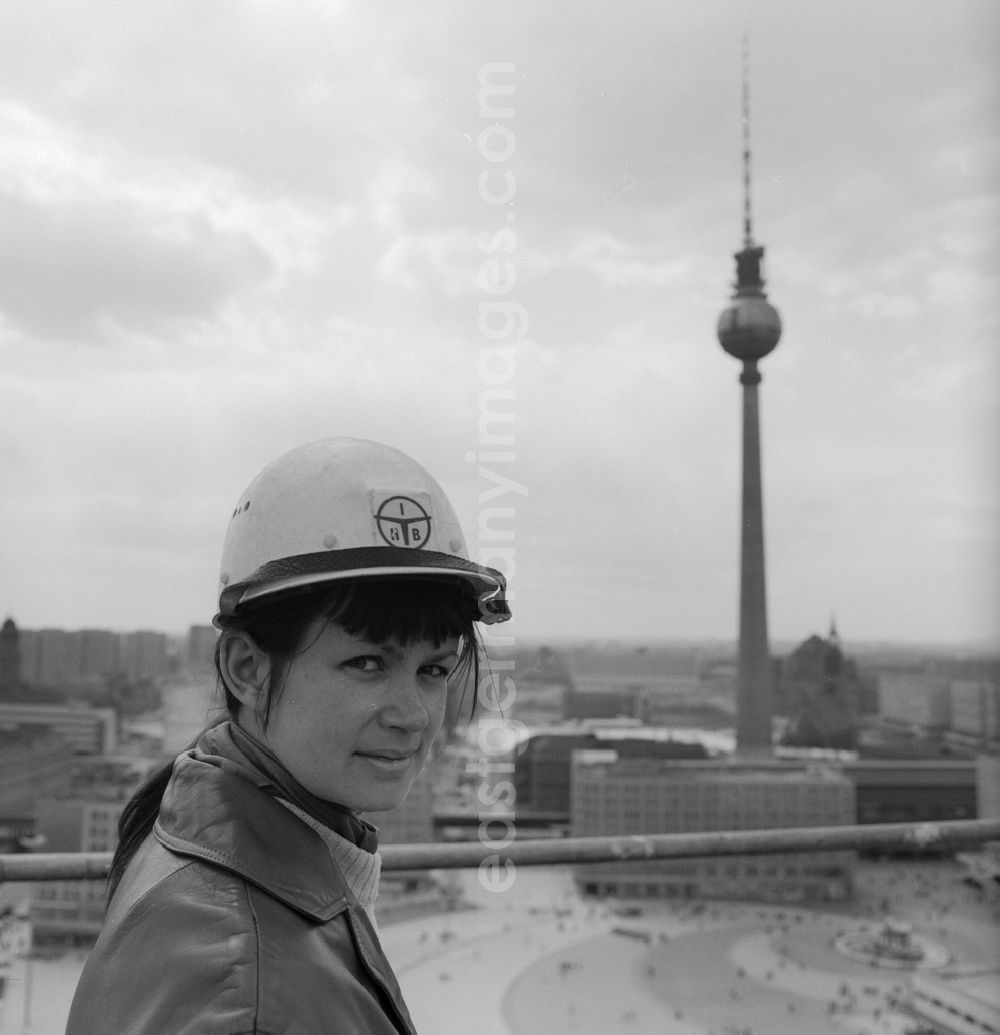 Berlin: Inge Uhlenhut, Frau des bekannten Fotografen Manfred Uhlenhut auf einer Baustelle des VE Bau- und Montagekombinat Ingenieurhochbau (IHB) am Alexanderplatz in Berlin - Mitte. Im Hintergrund steht der Berliner Fernsehturm