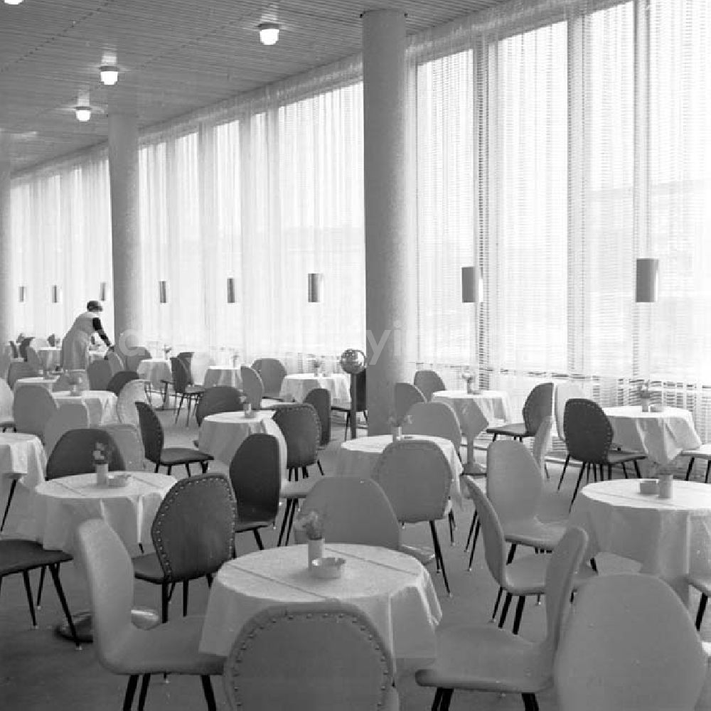 GDR photo archive: Berlin - Interieur im Restaurant Moskau (heute bekannt als Café Moskau). Tische und Stühle stehen im Raum. Geplant durch die Architekten Josef Kaiser und Horst Bauer und von 1961 bis 1964 errichtet. Adresse: Karl-Marx-Allee 34, 1