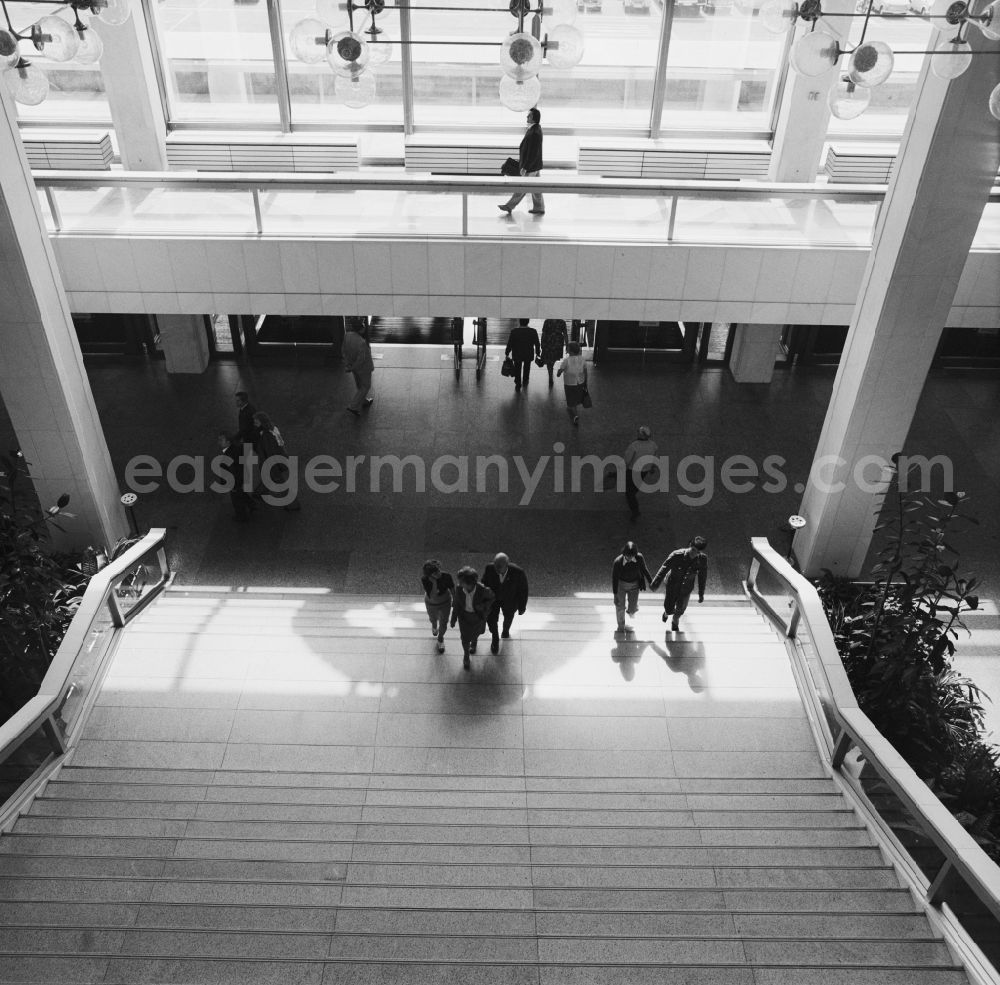 GDR picture archive: Berlin - Mitte - Interior views of the Palace of the Republic in Berlin - Mitte. Here the foyer to the central entrance area