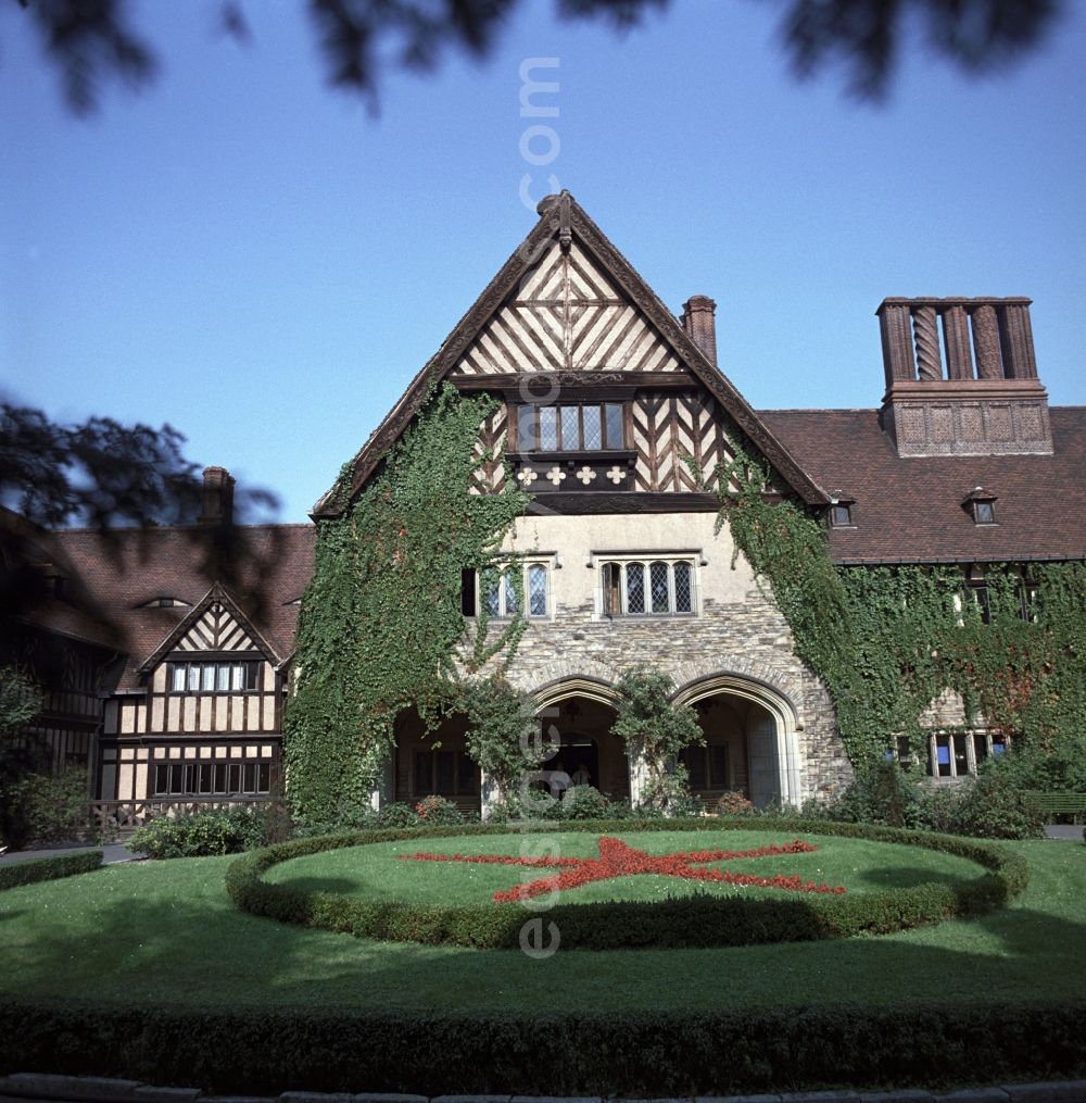 GDR picture archive: Potsdam - Cecilienhof located in the northern part of New Garden in Potsdam, close to the banks of the Virgin Lake. World of historic significance was Cecilienhof site of the Potsdam Conference from July 17 to August 2 1945th