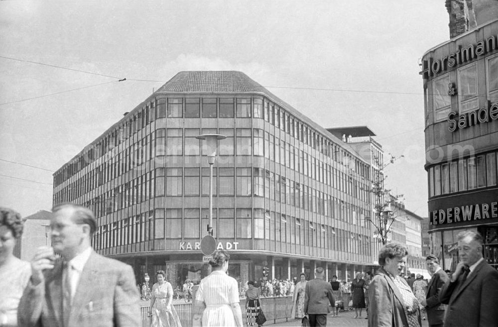 GDR photo archive: Hannover - Innenstadt von Hannover mit Passanten / einzelner Passant und einigen Geschäften. Im Bild zu sehen ist eine Filiale von Karstadt sowie ein Geschäft mit Lederwaren. Bestmögliche Qualität nach Vorlage!
