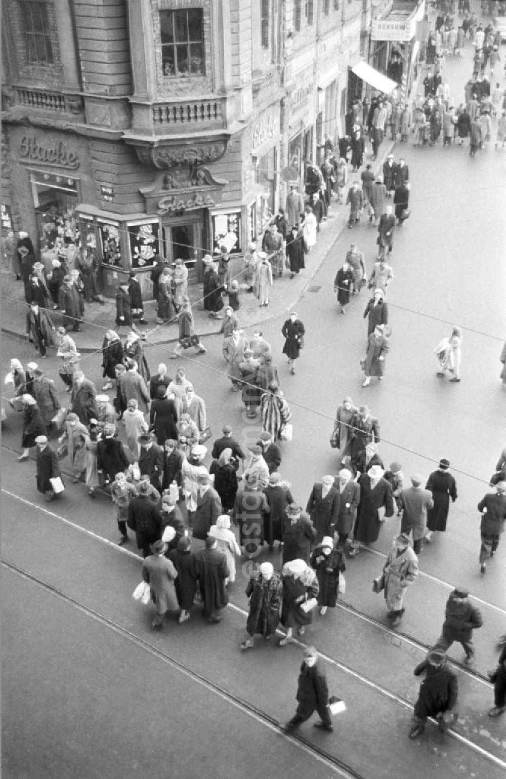 GDR image archive: Leipzig - Innenstadt, Brühlstraße Ecke Hainstraße: An der Ecke das Geschäft Stacke und diverse Passanten im Bild. Bestmögliche Qualität nach Vorlage!