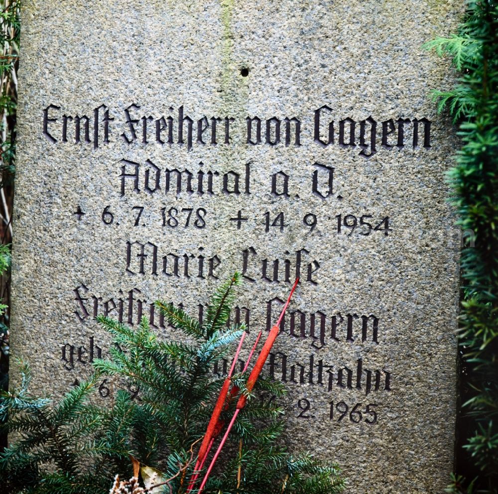 GDR photo archive: Potsdam - Inscription of a military-historical tombstone Admiral Ernst Freiherr von Gagern and Freifrau Marie Luise in the cemetery in the district Bornstedt in Potsdam in the state Brandenburg on the territory of the former GDR, German Democratic Republic