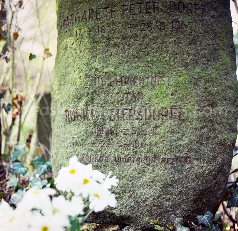 Potsdam: Inscription of a military-historical tombstone commemorating U- Boot Kapitaen Oberleutnant Rugier Petersdorfe in the cemetery in the district Bornstedt in Potsdam in the state Brandenburg on the territory of the former GDR, German Democratic Republic