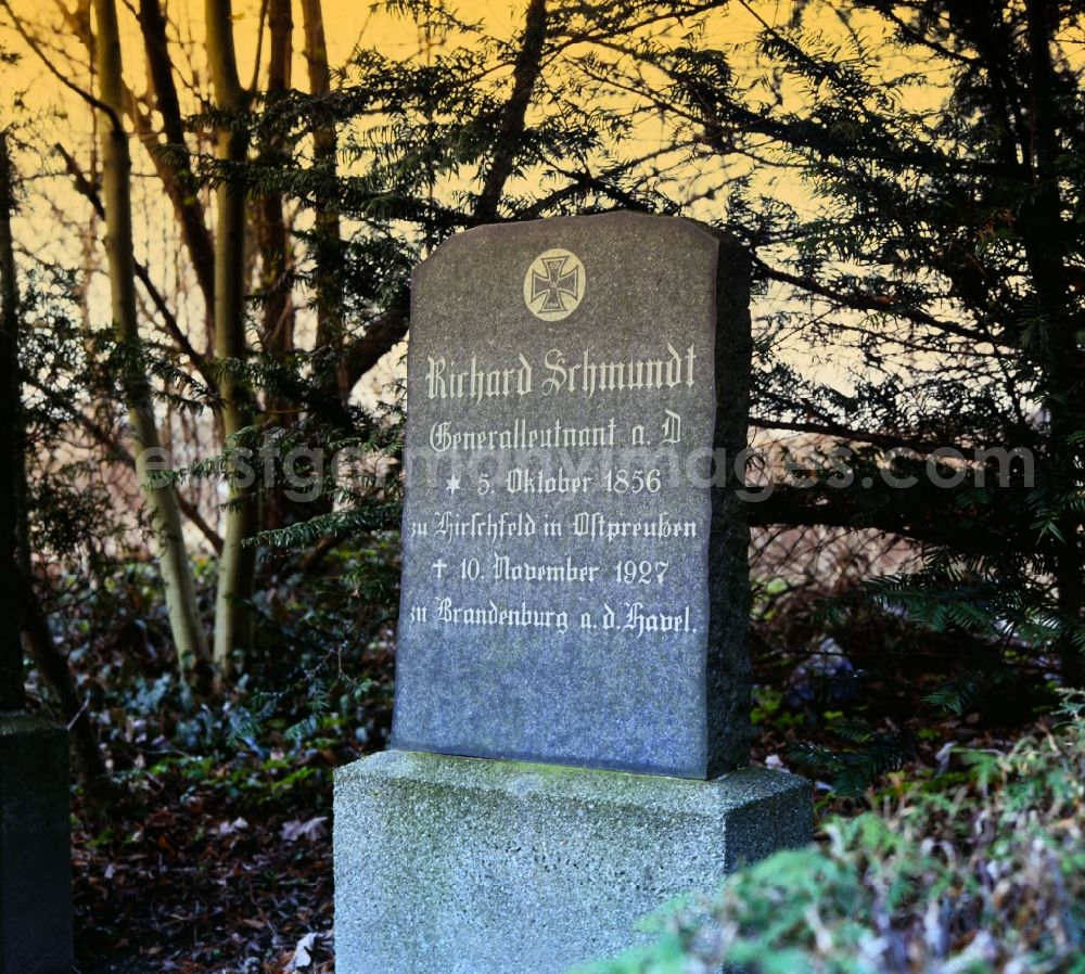 GDR image archive: Potsdam - Inscription of a military-historical tombstone commemorating Generalleutnant Richard Schmundt in the cemetery in the district Bornstedt in Potsdam in the state Brandenburg on the territory of the former GDR, German Democratic Republic