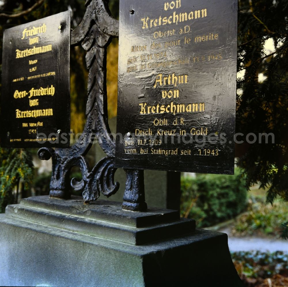 GDR photo archive: Potsdam - Inscription of a military-historical tombstone commemorating Oberleutnant Arthur von Kretschmann in the cemetery in the district Bornstedt in Potsdam in the state Brandenburg on the territory of the former GDR, German Democratic Republic