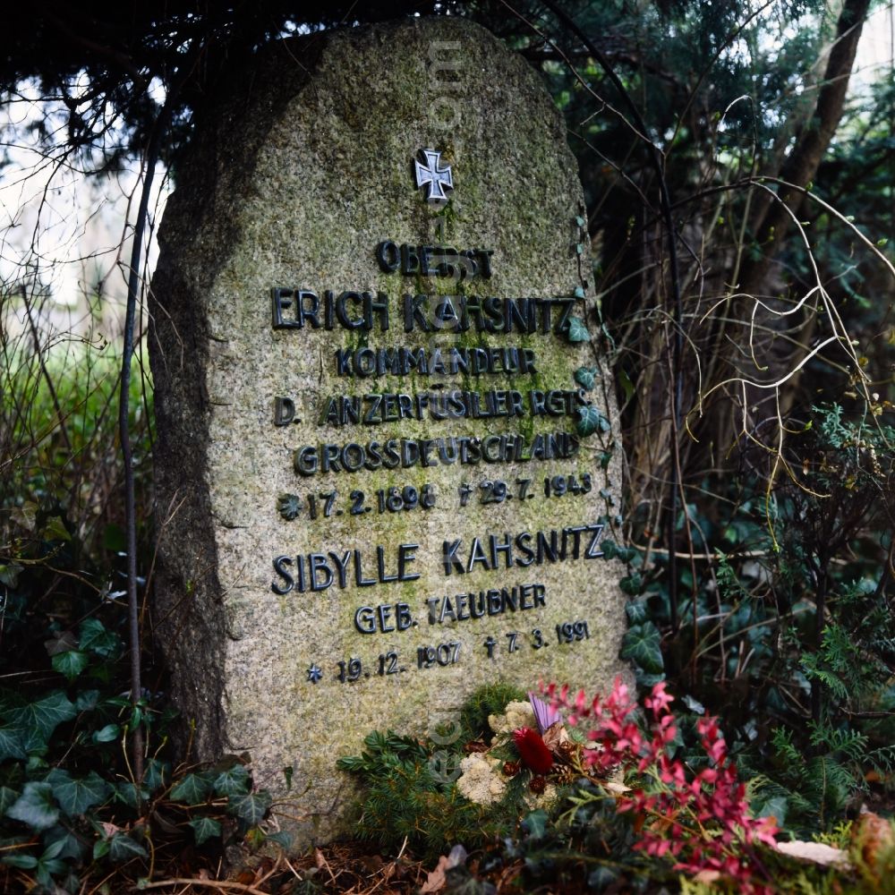 GDR image archive: Potsdam - Inscription of a military-historical tombstone commemorating Oberst Erich Kahsnitz in the cemetery in the district Bornstedt in Potsdam in the state Brandenburg on the territory of the former GDR, German Democratic Republic