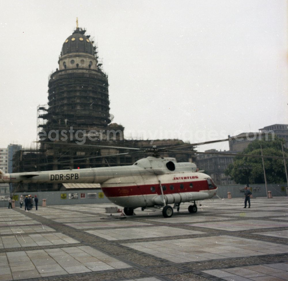 GDR photo archive: Berlin - Special operation of an INTERFLUG - crane flight operation - Mi-8 helicopter to fly in the dome figure of the German Cathedral on Gendarmenmarkt in the district of Mitte in Berlin East Berlin on the territory of the former GDR, German Democratic Republic