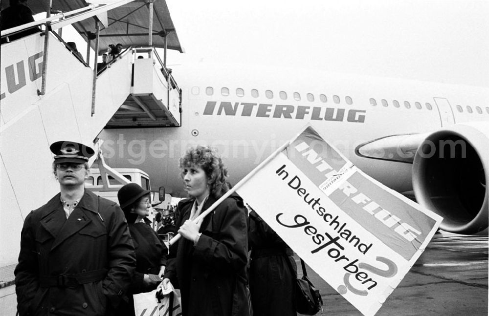 GDR photo archive: - Interflug Maschine mit Protest nach Bonn Protestplakate vor Abflug in Schönefeld Umschlagnummer: 7241