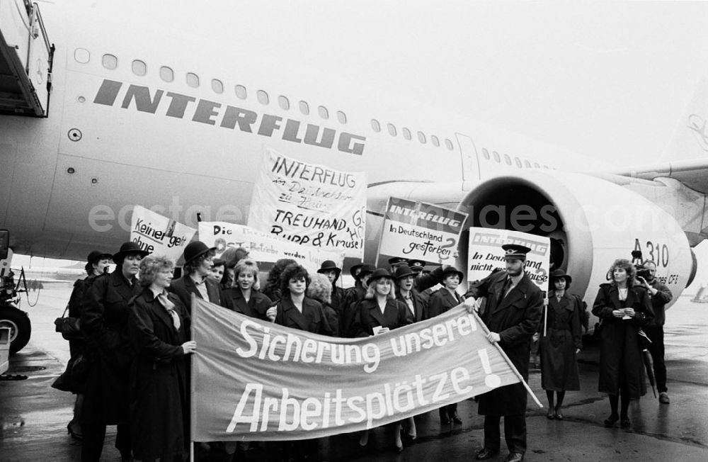 GDR picture archive: - Interflug Maschine mit Protest nach Bonn Protestplakate vor Abflug in Schönefeld Umschlagnummer: 7241