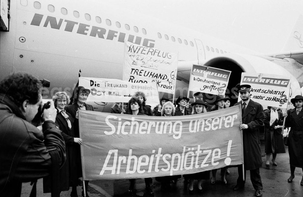 GDR image archive: - Interflug Maschine mit Protest nach Bonn Protestplakate vor Abflug in Schönefeld Umschlagnummer: 7241
