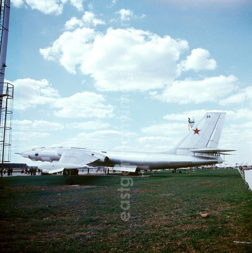 Le Bourget: Internationale Paris Air Show in Le Bourget. Hier eine modifizierte Tupolew Tu-16, ein strahlgetriebener Bomber der Sowjetunion / UdSSR.