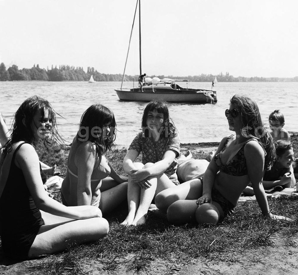 GDR photo archive: Berlin - Jugendliche / Junge Frauen an der Badestelle auf dem Internationalen Campingplatz (Intercamping) bei Schmöckwitz in Berlin-Köpenick am Ufer des Krossinsee. Ein Segelboot ist im Hintergrund auf dem See.