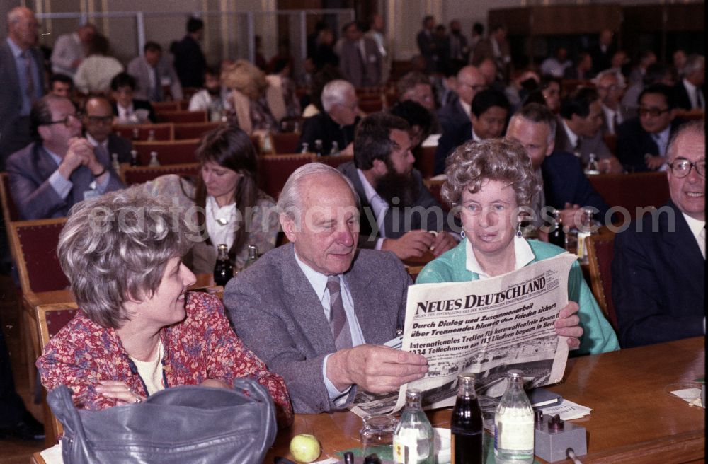 GDR picture archive: Berlin - International conference for nuclear-weapon-free zones in Berlin East Berlin on the territory of the former GDR, German Democratic Republic. The German participants Petra Kelly, Gert Bastian and Uta Ranke-Heinemann ( from left ) read the newspaper Neues Deutschland, the central organ of the SED ( Socialist Unity Party of Germany )