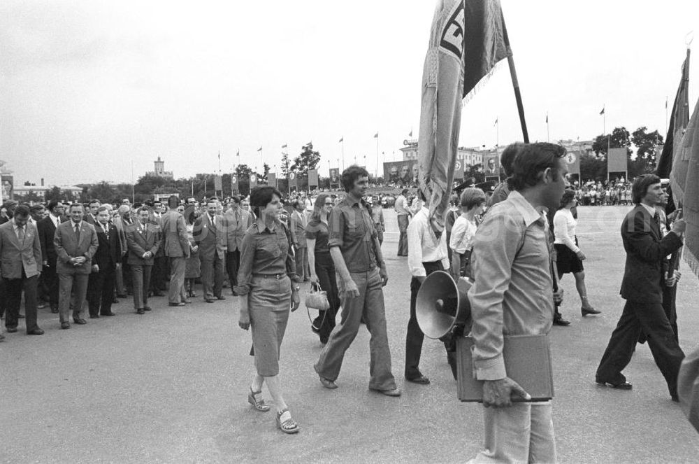 GDR image archive: Wolgograd - Teilnehmer bei der Eröffnungsfeier des IV. Festival der Freundschaft in Wolgograd (auch Wolograd).