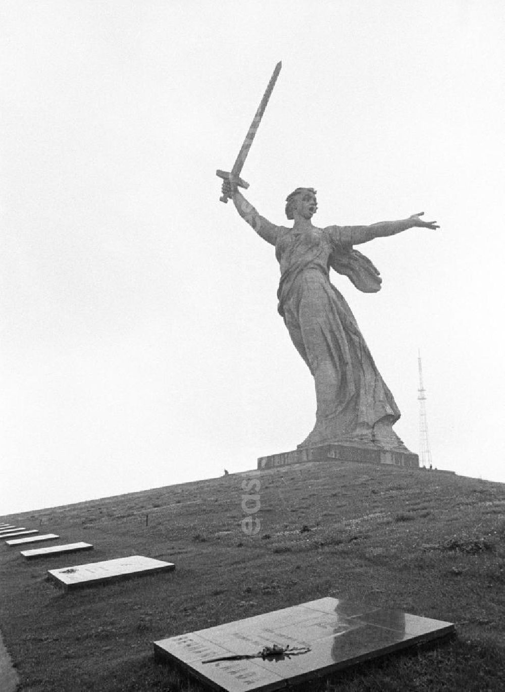 GDR photo archive: Wolgograd - Blick auf den Mamajew-Hügel mit dem Monument Mutter Heimat ruft auf eine riesige Frauengestalt in wehendem Gewand und emporgestrecktem Schwert. Das Monument war Logo für das IV. Festival der Freundschaft in Wolgograd (auch Wolograd).