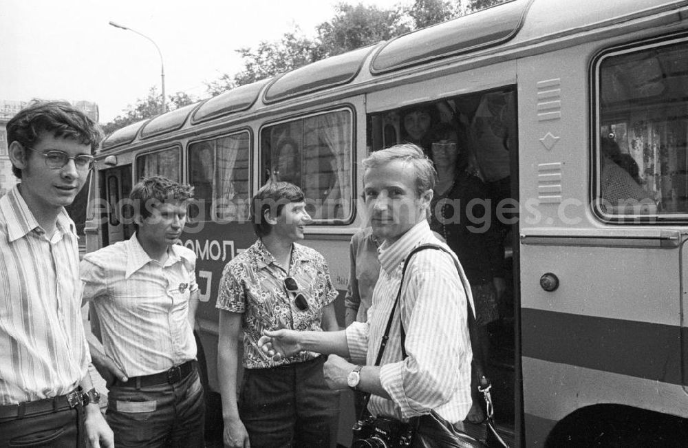 GDR picture archive: Wolgograd - Teilnehmer vor einem Bus bei der Eröffnungsfeier des IV. Festival der Freundschaft in Wolgograd (auch Wolograd).