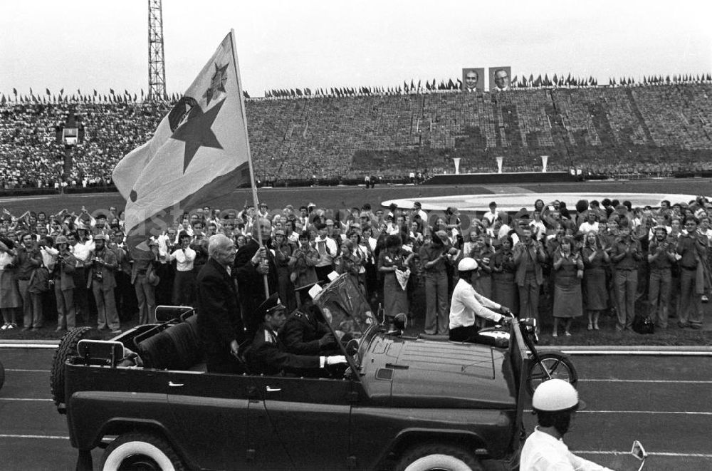 GDR photo archive: Wolgograd - Offizielle im Cabrio / Auto mit Fahne bei der Eröffnungsfeier des IV. Festival der Freundschaft in Wolgograd (auch Wolograd).