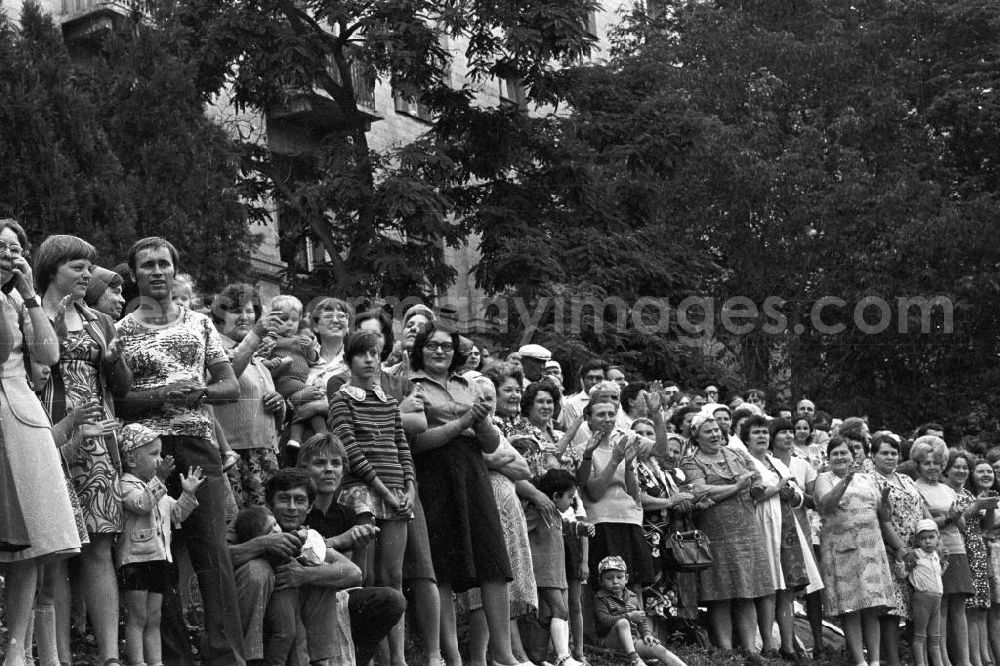 GDR picture archive: Wolgograd - Zuschauer stehen am Straßenrand bei der Eröffnungsfeier des IV. Festival der Freundschaft in Wolgograd (auch Wolograd).