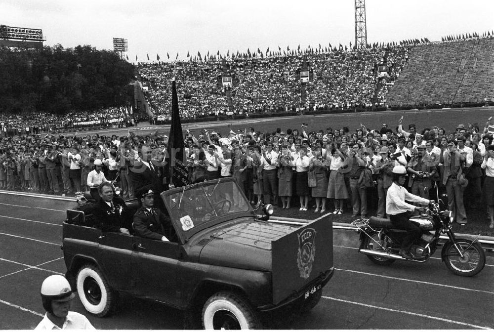 GDR image archive: Wolgograd - Offizielle im Cabrio / Auto mit Fahne bei der Eröffnungsfeier des IV. Festival der Freundschaft in Wolgograd (auch Wolograd).