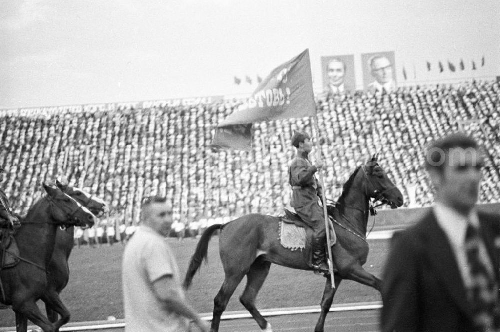 GDR photo archive: Wolgograd - Reiter mit Fahne bei der Eröffnungsfeier des IV. Festival der Freundschaft in Wolgograd (auch Wolograd).