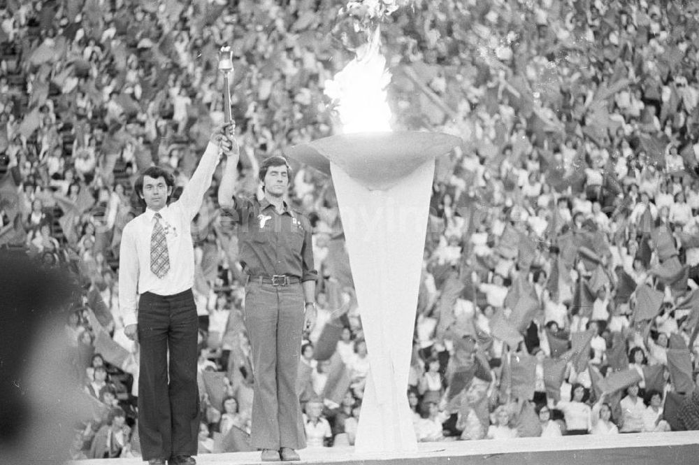 GDR picture archive: Wolgograd - Ein Vertreter der Sowjetunion und ein Vertreter der DDR halten zusammen eine Fackel nachdem sie das Feuer / Eröffnungsfeuer in der Feuerschale bei der Eröffnungsfeier des IV. Festival der Freundschaft in Wolgograd (auch Wolograd) entzündet haben.
