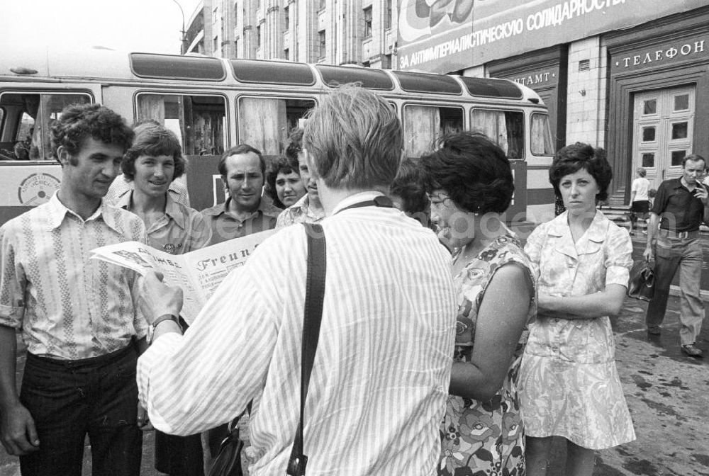 GDR photo archive: Wolgograd - Teilnehmer vor einem Bus bei der Eröffnungsfeier des IV. Festival der Freundschaft in Wolgograd (auch Wolograd).
