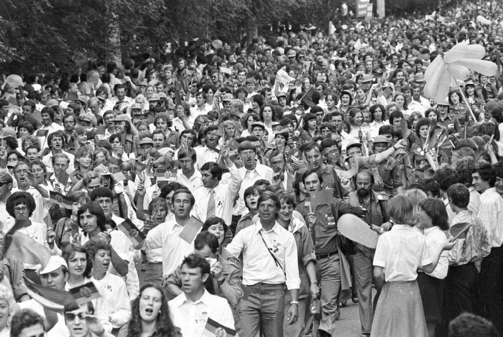 GDR image archive: Wolgograd - Blick von oben auf Zuschauer / Besucher des IV. Festival der Freundschaft in den Strassen von Wolgograd (auch Wolograd).