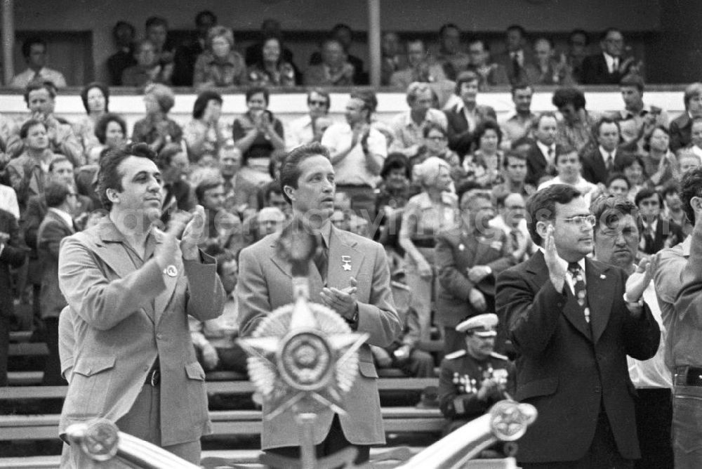 GDR photo archive: Wolgograd - Offizielle, u.a. Egon Krenz (links), auf der Bühne applaudieren bei der Eröffnungsfeier des IV. Festival der Freundschaft in Wolgograd (auch Wolograd).