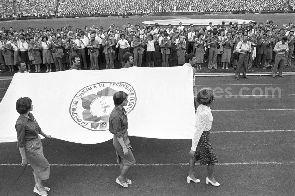 GDR picture archive: Wolgograd - Teilnehmer tragen ein Tuch mit dem Festival-Logo durch das Stadion während der Eröffnungsfeier des IV. Festival der Freundschaft in Wolgograd (auch Wolograd).