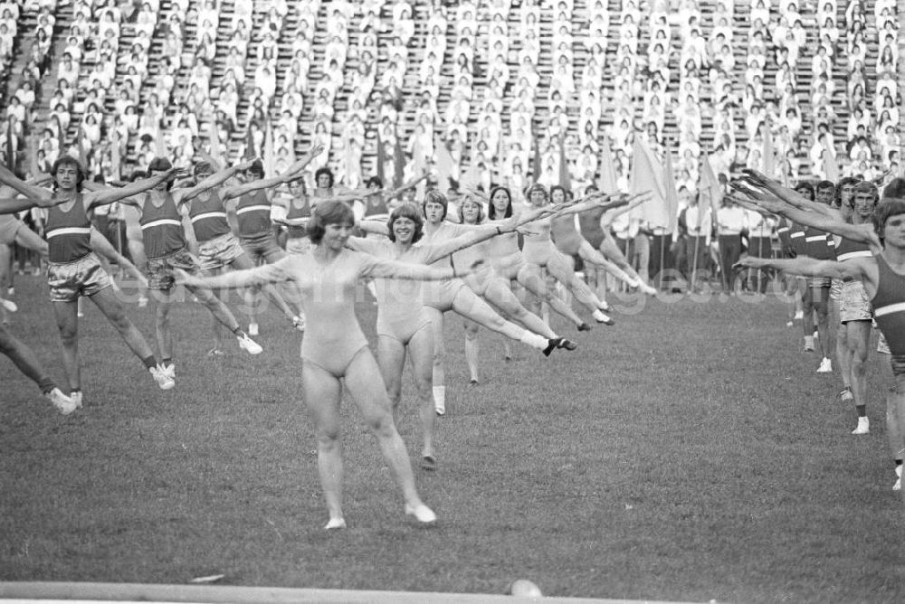 GDR image archive: Wolgograd - Tänzer und Tänzerinnen bei ihrem Auftritt bei der Eröffnungsfeier des IV. Festival der Freundschaft in Wolgograd (auch Wolograd).