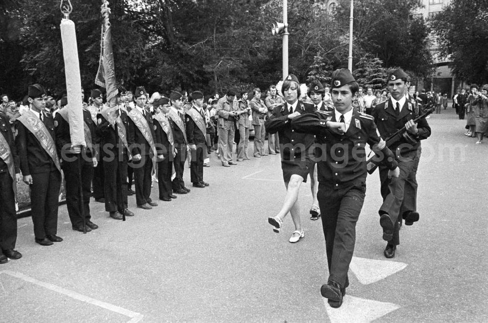 GDR picture archive: Wolgograd - Soldaten marschieren auf einer Strasse anlässlich des IV. Festival der Freundschaft in Wolgograd (auch Wolograd).