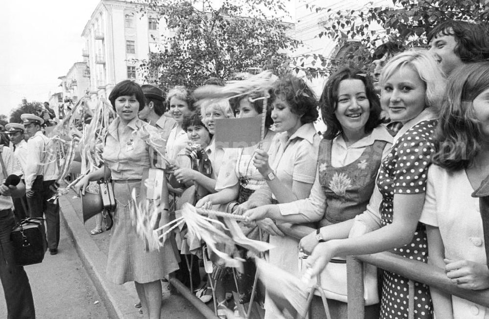 GDR photo archive: Wolgograd - Zuschauer / Besucher am Straßenrand während des IV. Festival der Freundschaft in den Strassen von Wolgograd (auch Wolograd).