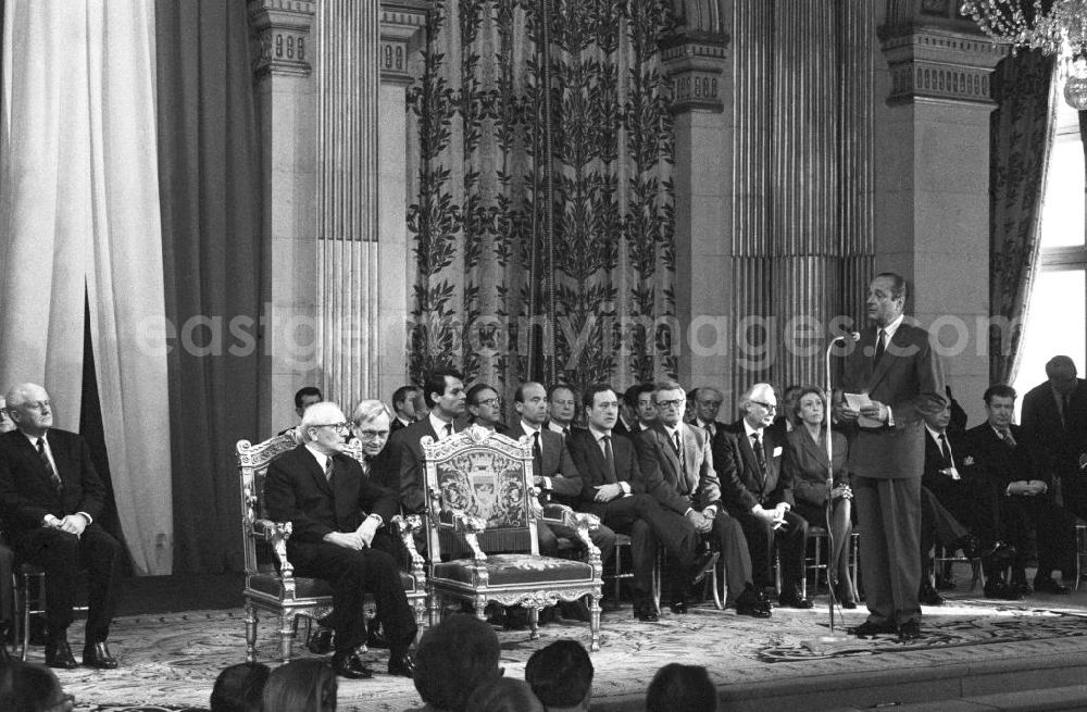 Paris: Jacques Chirac, Bürgermeister Paris, hält eine Rede im Rathaus in Paris. Erich Honecker, Vorsitzender des Staatsrates DDR, im Prunkstuhl, zu ihm gebeugt der Dolmetscher. Günter Mittag (l.), Sekretär des ZK der SED für Wirtschaft.