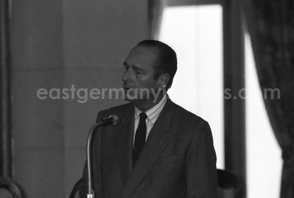 GDR photo archive: Paris - Jacques Chirac, Bürgermeister Paris, hält eine Rede im Rathaus in Paris.