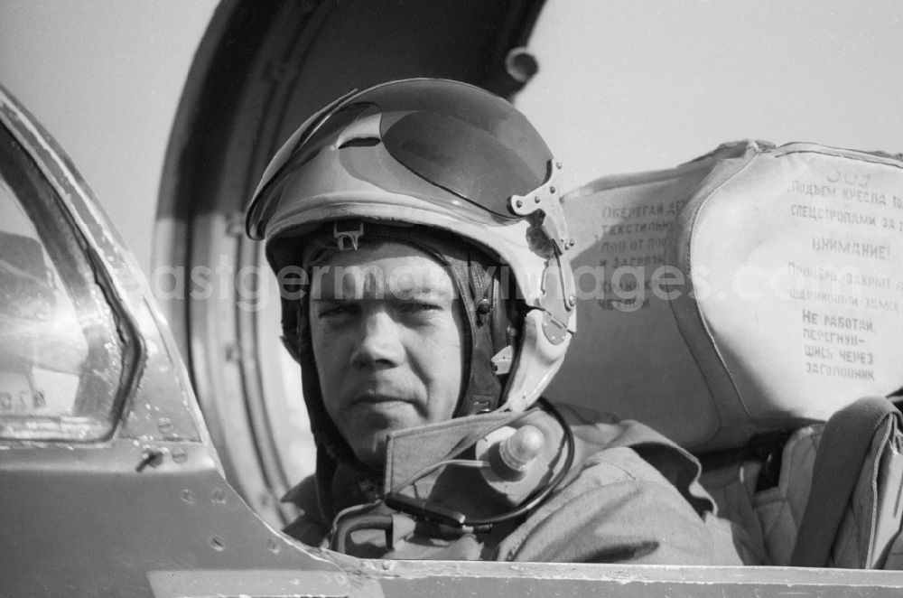 Peenemünde: Fighter pilot Major Heinz Kast in the cockpit of a MIG-21 fighter squadron of 9 in Peenemuende in Mecklenburg-Western Pomerania in the field of the former GDR, German Democratic Republic