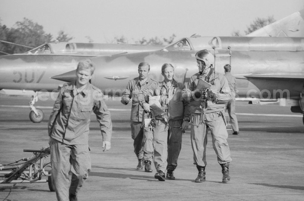 GDR photo archive: Peenemünde - Fighter pilots of the fighter squadron 9 in Peenemuende in Mecklenburg-Western Pomerania in the field of the former GDR, German Democratic Republic